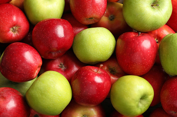Manzanas rojas y verdes frescas como fondo
 - Foto, Imagen