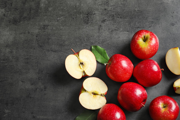 Fresh ripe red apples on grey background, top view - Фото, зображення