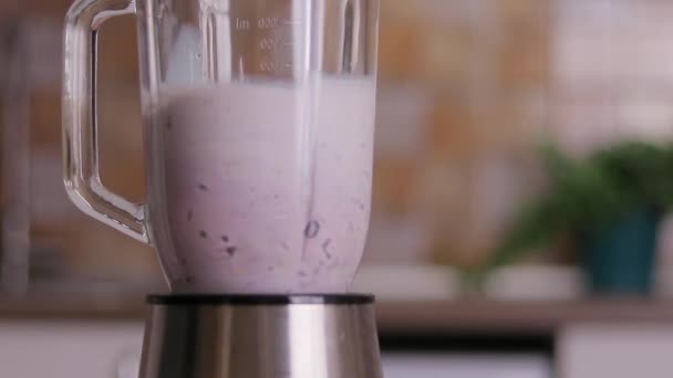 Blueberry smoothie taze taze yaban mersini ve muz ile harmanlanmış - Video, Çekim