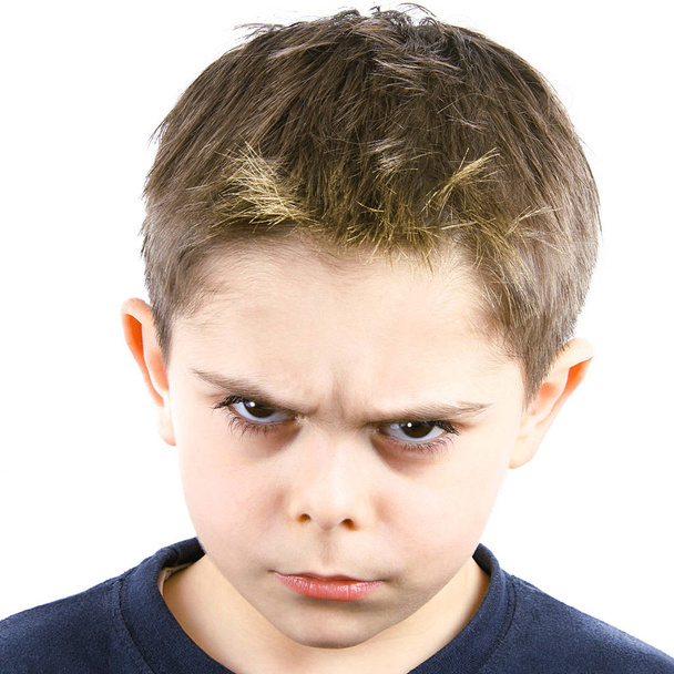 θυμωμένος αγόρι σε λευκό φόντο - Φωτογραφία, εικόνα