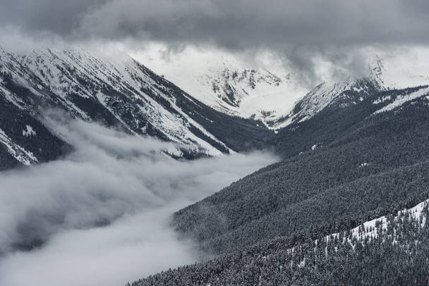 Vue panoramique de la chaîne de montagnes enneigée, Whistler, Colombie-Britannique, Canada
 - Photo, image