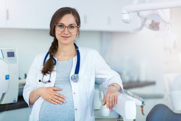 Dişçi ofisinde hamile doktor - Fotoğraf, Görsel