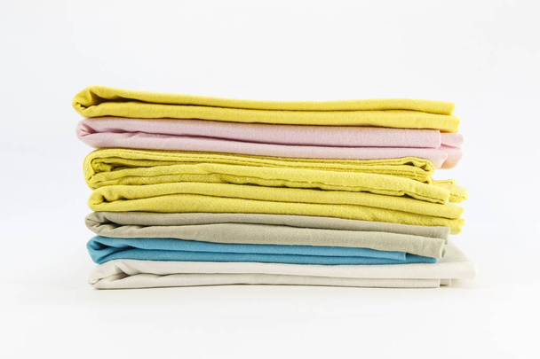 Funda de almohada de color sobre fondo blanco
 - Foto, Imagen