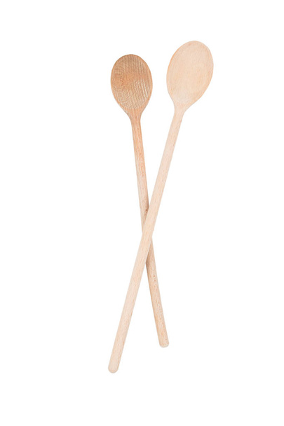 Dos cucharas largas de madera revolviendo aisladas sobre fondo blanco, superficie. Accesorio de cocina. Camino guardado, camino de recorte
 - Foto, Imagen