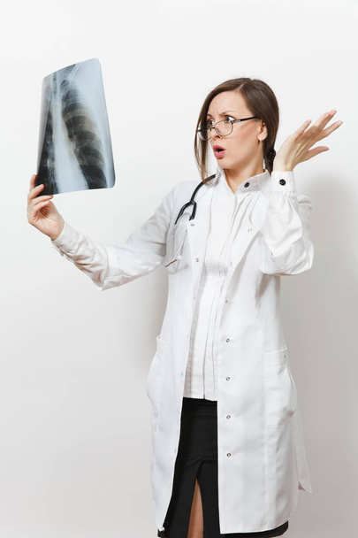 Σοκαρισμένος ο γιατρός γυναίκα ψάχνει X-ray πνεύμονες, fluorography, roentgen που απομονώνονται σε λευκό φόντο. Γυναίκα γιατρό σε ιατρική εσθήτα στηθοσκόπιο γυαλιά. Προσωπικού υγειονομικής περίθαλψης, ιατρική αντίληψη. Πνευμονία. - Φωτογραφία, εικόνα