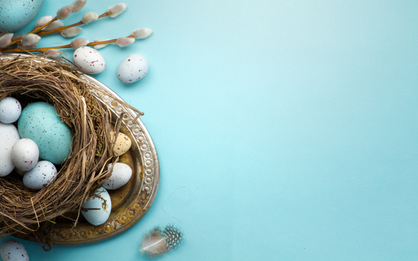  Великодній фон з великодніми яйцями та весняними квітами на синьому т
 - Фото, зображення