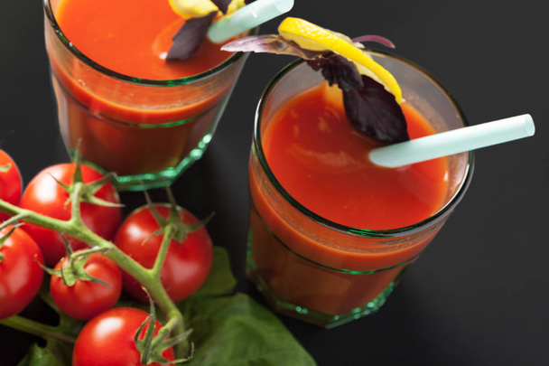 Tomato juice with tomatoes close up  - Foto, Imagen