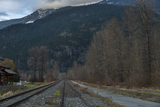 Железнодорожный путь, проходящий через ландшафт, Уистлер, Британская Колумбия, Канада
 - Фото, изображение