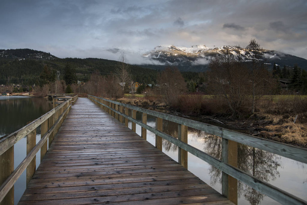 Ponte pedonale in legno sul fiume Whistler, Columbia Britannica, Canada
 - Foto, immagini