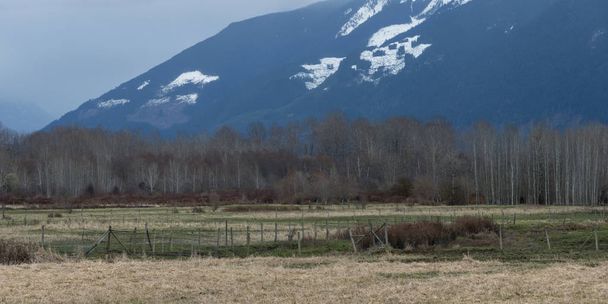 Recinzione in legno in campo con montagna sullo sfondo, Pemberton, Whistler, Columbia Britannica, Canada
 - Foto, immagini