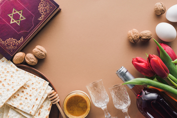 vista dall'alto del libro tradizionale con testo in ebraico, miele e matza sul tavolo marrone
 - Foto, immagini