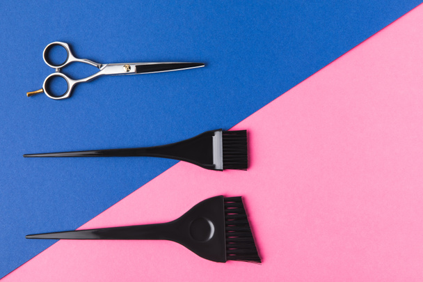 top view of hairdressing tools, on pink and blue diagonal background - Foto, Imagem