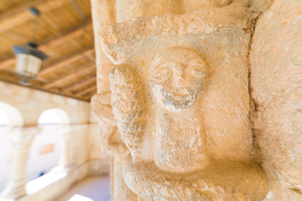 escultura bajorrelieve en iglesia San Miguel en San Esteban de Gorm
 - Foto, Imagen
