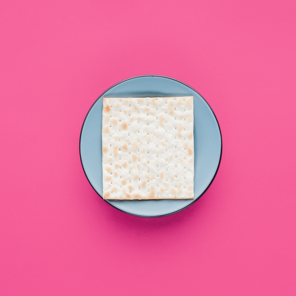 Draufsicht auf Teller mit Matze isoliert auf rosa, Passaherzählkonzept - Foto, Bild