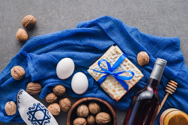 Ansicht von Matza, Eiern und Wein auf dem Tisch, Passahmärchen-Konzept - Foto, Bild