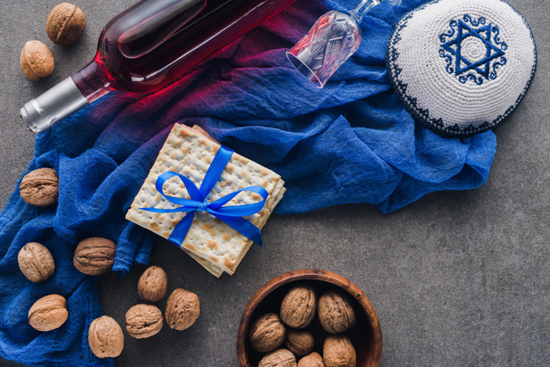 маца, кипа и вино, концепция празднования Песах
 - Фото, изображение