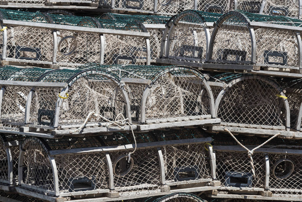 Kreeft Traps gestapeld op haven, Cabot strand Provincial Park, Malpeque Bay, Prince Edward Island, Canada - Foto, afbeelding