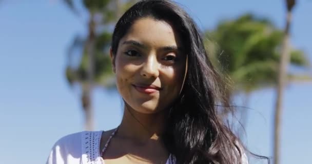 Γοητευτικό όμορφο κορίτσι στο τροπικό ηλιακό φως - Πλάνα, βίντεο