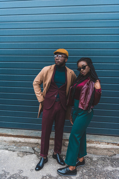 volle lengte weergave van modieuze Afrikaanse Amerikaanse echtpaar poseren samen op straat  - Foto, afbeelding