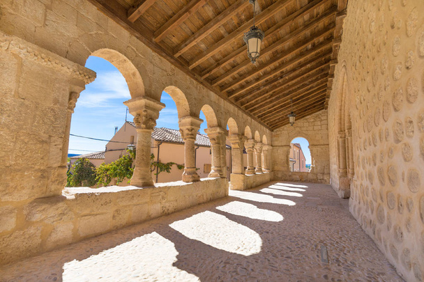 Galerie portikus kostela San Miguel ve městě San Esteban de Gormaz - Fotografie, Obrázek