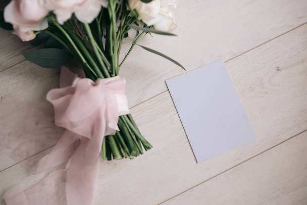 Düğün çiçek gül ve bir kart - Fotoğraf, Görsel