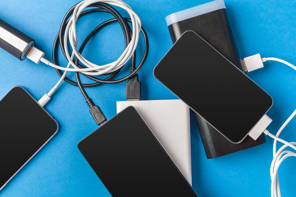 phones mobile connect to battery power bank - 写真・画像