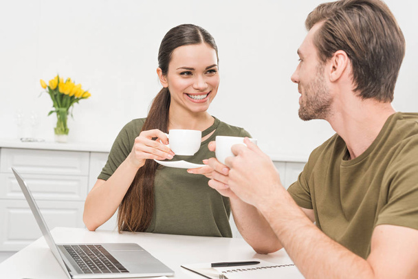 coppia felice bere caffè e lavorare insieme a casa
 - Foto, immagini