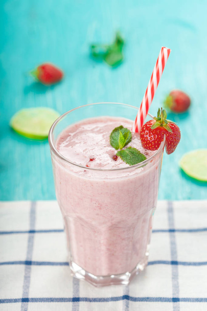 healthy berry smoothie in glass - Zdjęcie, obraz