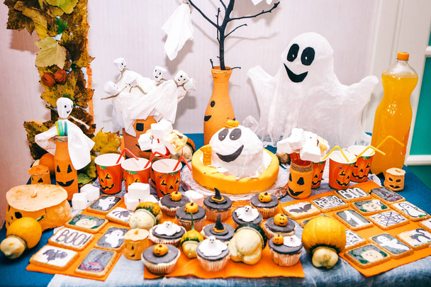 sweet table with biscuits and cake for halloween - Foto, afbeelding
