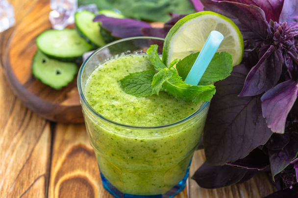 Green healthy vegetable smoothie - Фото, зображення