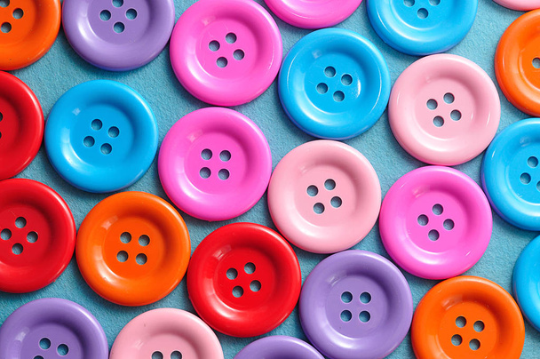 Um quadro completo de botões coloridos para costura
 - Foto, Imagem