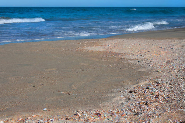 Marée de mer sur une plage de sable
 - Photo, image