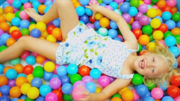 Kleines Kind spielt Ball gefülltes Becken - Filmmaterial, Video