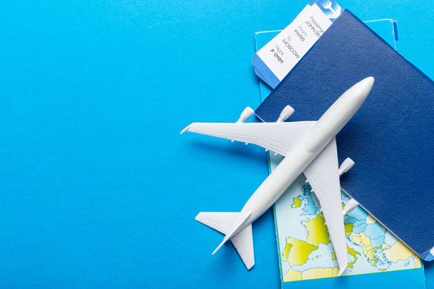 Zbliżenie na miniaturowych samolotu na kolorowym tle. Koncepcja podróży lub wakacji - Zdjęcie, obraz