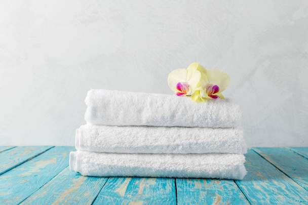 towels with orchid flower close up - Foto, imagen