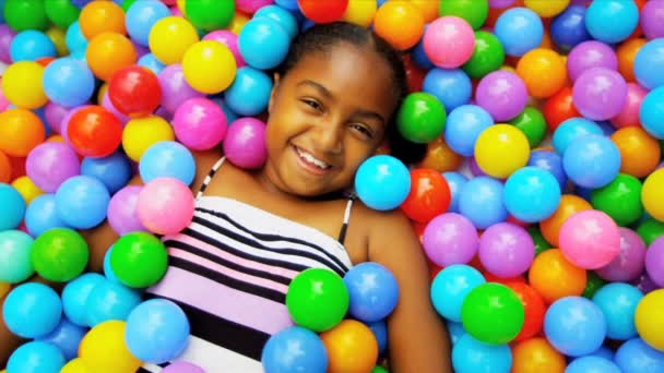 schattig Afro-Amerikaanse meisje genieten van ballenbad - Video