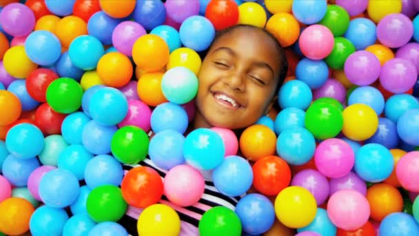 Jovem criança étnica jogando bola preenchida piscina
 - Filmagem, Vídeo