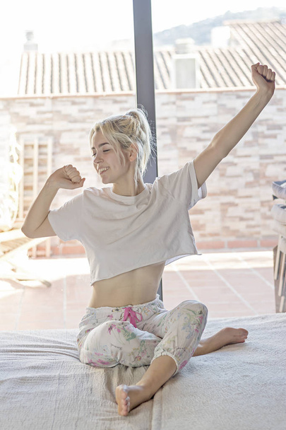 Girl yawning in bed. Young lady stretching after waking up durin - Foto, Imagem