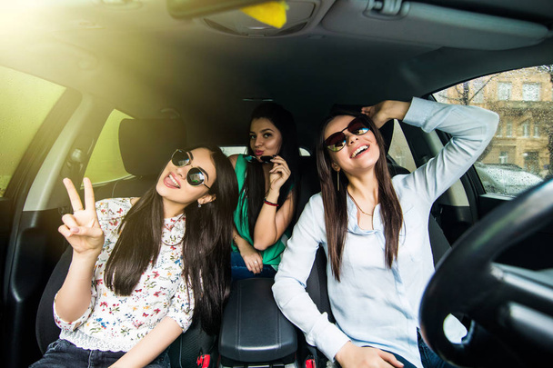 コンバーチブル車の運転と一緒に楽しい 3 人の女の子 - 写真・画像