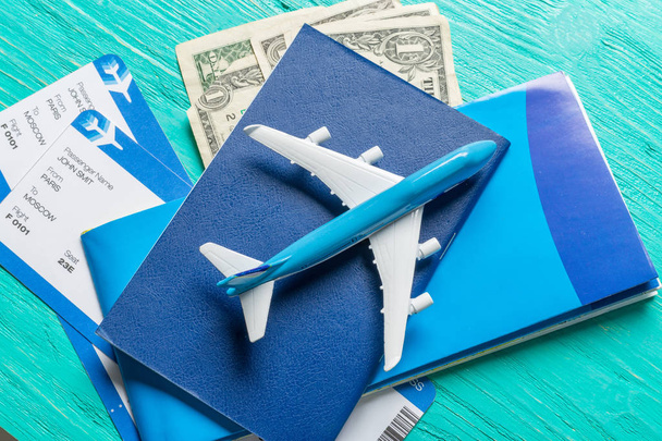 Closeup de avião em miniatura sobre fundo colorido. Conceito de viagem ou férias
 - Foto, Imagem