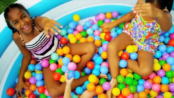 Amusement d'enfance des sœurs dans la piscine du jardin
 - Séquence, vidéo
