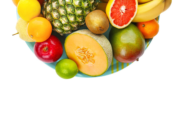 Placa con frutas tropicales frescas sobre fondo blanco
 - Foto, Imagen