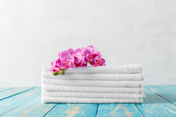 towels with orchid flower close up - 写真・画像