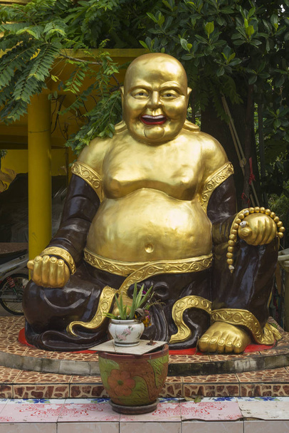 Крупный план смеющейся статуи Будды, Ко Самуи, провинция Сурат Тани, Таиланд
 - Фото, изображение