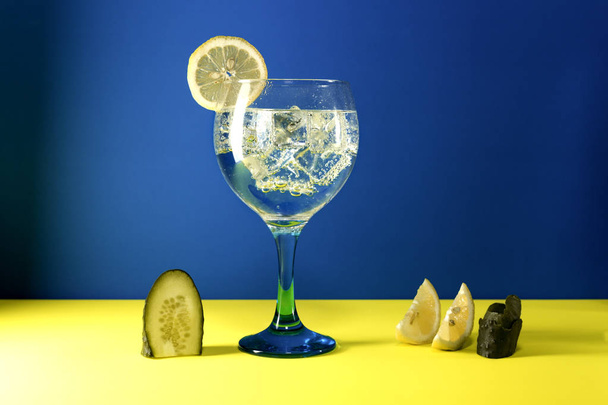 gin tonic with  lemon  on blue  - Foto, afbeelding