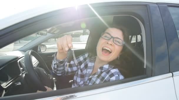Glückliche Frau zeigt Autoschlüssel im Freien - Filmmaterial, Video
