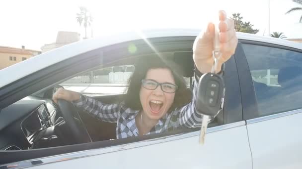 Gelukkige vrouw toont de sleutel van de nieuwe auto buitenshuis - Video