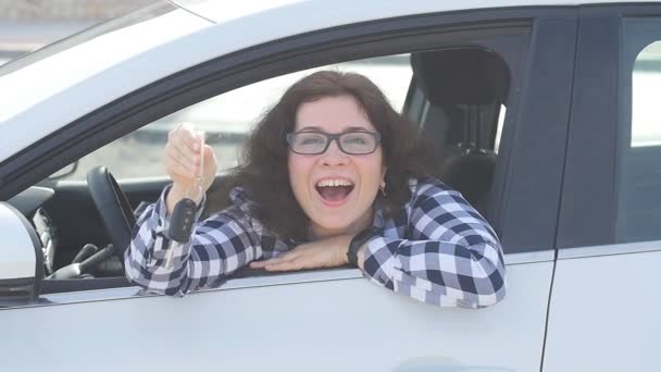 Щаслива жінка показує ключ нового автомобіля на відкритому повітрі
 - Кадри, відео