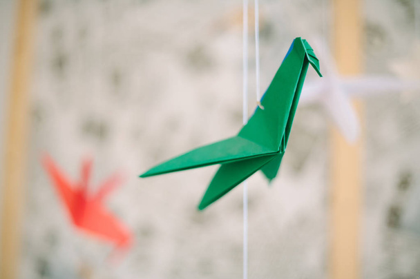 Колибри Оригами висят на нитях
 - Фото, изображение