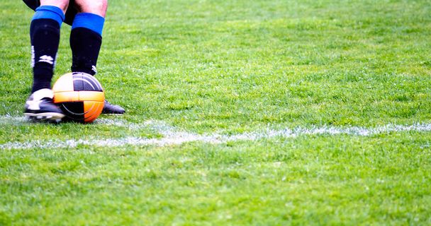 Schoppen van de bal tijdens een voetbalwedstrijd, Italië - Foto, afbeelding